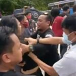 Sejumlah anggota Raskirim Polres Mamuju bersama Kasat Reskrim, saat mengamankan dan menangkap massa aksi.